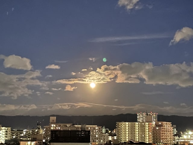 満月とにかかる雲
